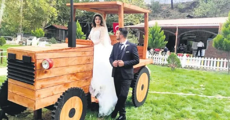 Ahşap traktör ilgi odağı oldu