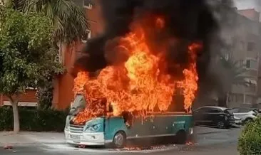 Seyir halindeki yolcu minibüsünde çıkan yangın kontrol altına alındı #izmir