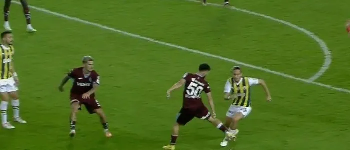 son-dakika-haberi-fenerbahce-trabzonspor-derbisini-karistiran-karar-2-penalti-birden-1699123507172.jpeg