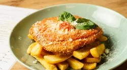 Altın renginde dışı çıtır ev yapımı şinitzel tarifi