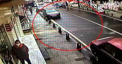 İstanbul Ümraniye’de yolun karşısına geçmeye çalışan kişiye otomobilin çarpma anı kamerada | Video