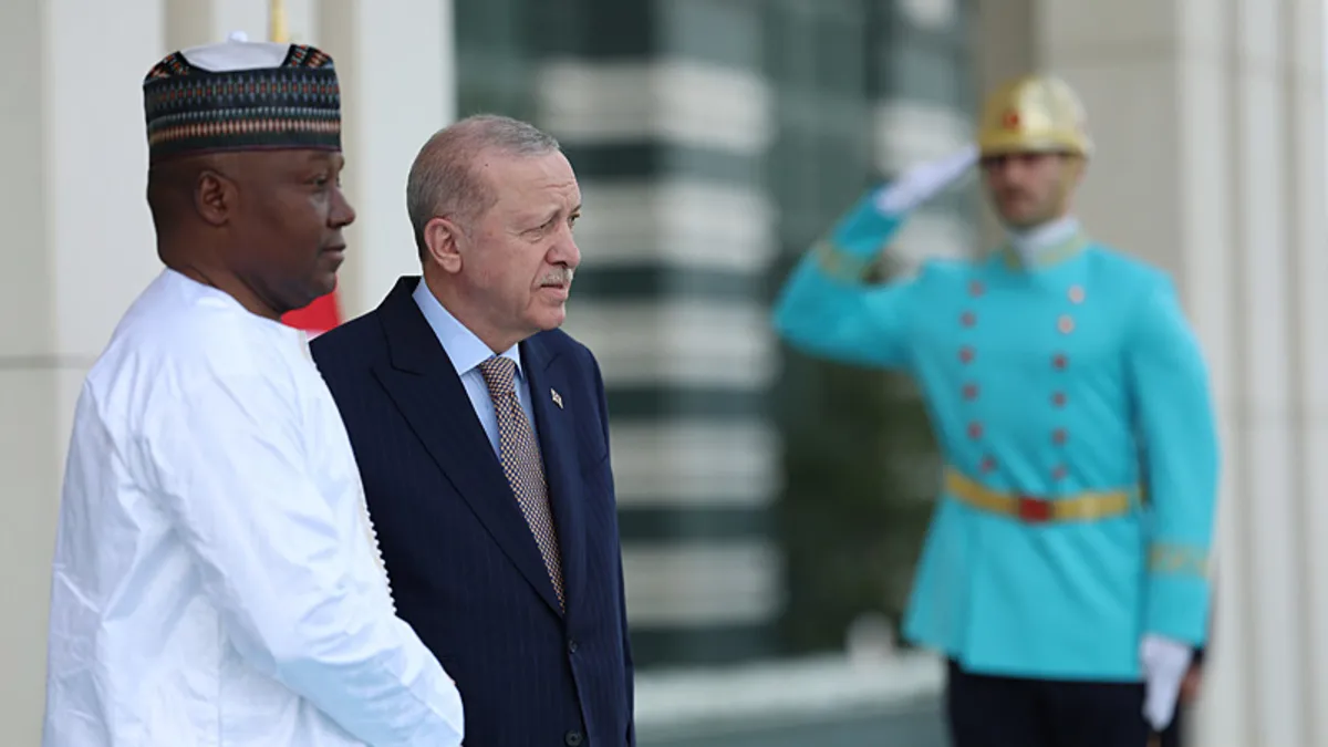 Nijer Cumhuriyeti Cumhurbaşkanı Abdurrahman Tchiani, ROKETSAN tesislerini ziyaret etti Nijer Cumhuriyeti Cumhurbaşkanı Abdurrahman Tchiani, ROKETSAN tesislerini ziyaret etti