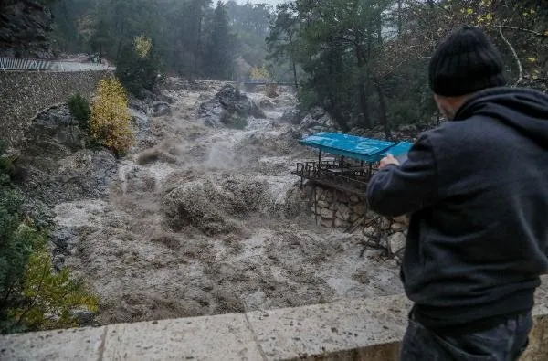 SON DAKİKA || Meteoroloji uyarmıştı: Antalya’dan korkunç görüntüler geliyor: Eve yıldırım düştü zannettik!