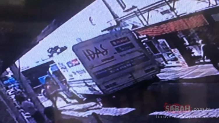 Kadıköy’de öfkeli minibüsçünün kamyonete saldırısı kamerada