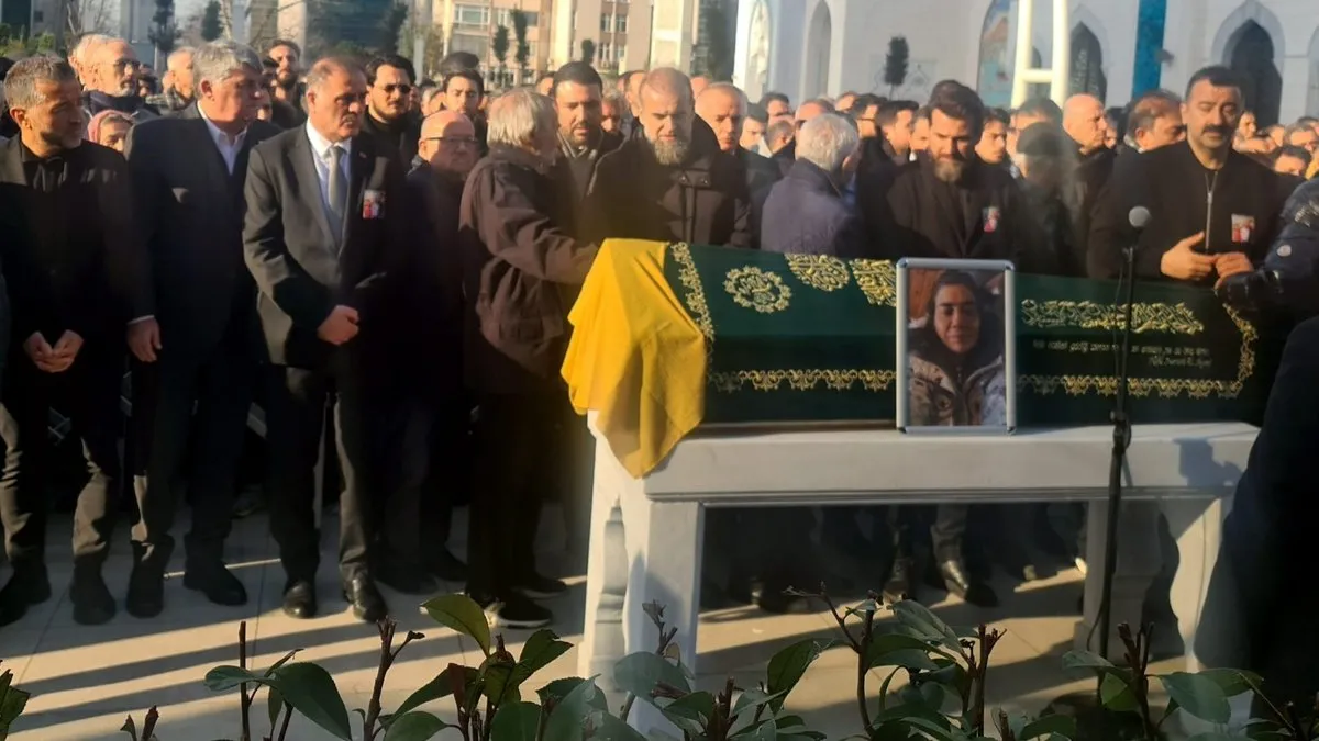 Yangın faciasında can vere Ebru Boduroğlu ve çocukları son yolculuğuna uğurlandı