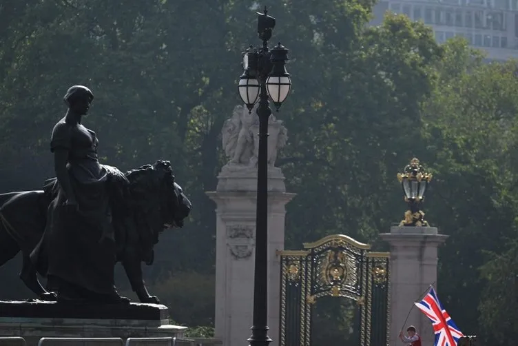 Kraliçe Elizabeth’in son yolculuğu başladı! Cenazede kurşun tabut detayı; 300 yıl sonra bir ilk yaşanacak