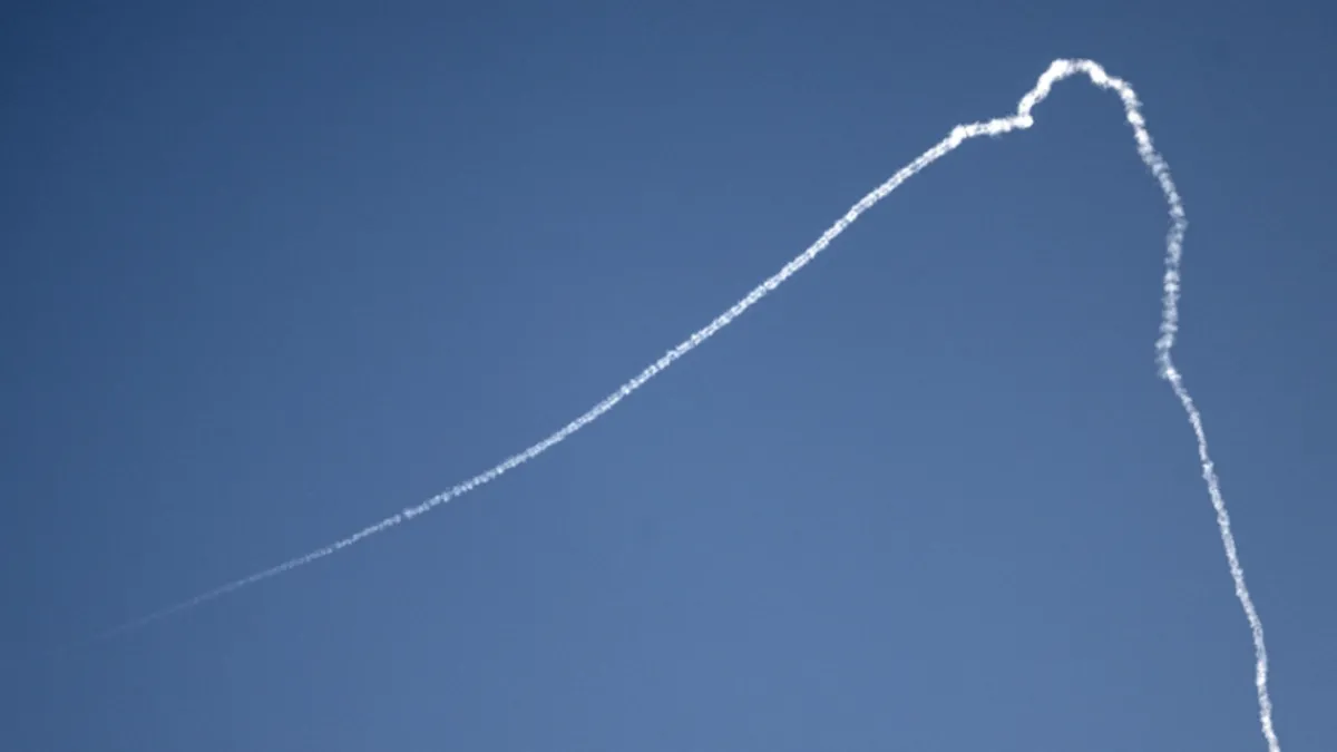 Abu Dabi’de engellenen füzenin şarapnelleri can aldı: 2 ölü