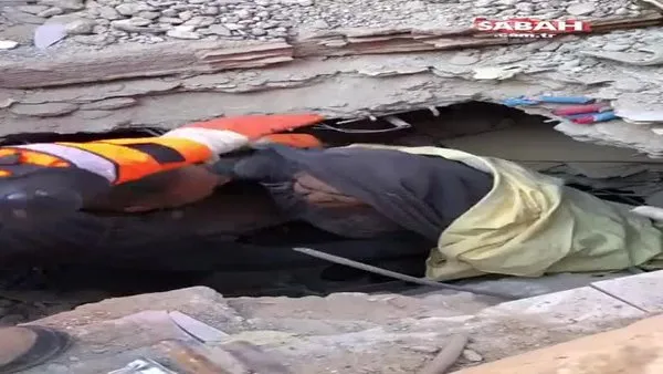Elazığ'daki 6.8'lik depremde enkaz altında kalan Hatun Yamış'ın kurtarılma anları kamerada