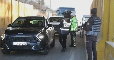 Van polisi sürücülere hurma ve su ikramında bulundu #van