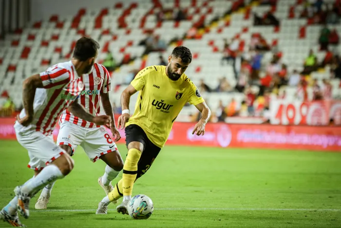 antalyaspor-geriden-geldi-maci-kazandi-nuri-sahinin-ekibinden-6-mac-sonra-galibiyet-1666380014345.jpg
