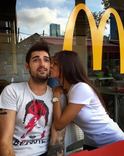 Banu Parlak Kimdir Magazin Haberleri Sosyal medya fenomeni banu parlak araç içinde çalınan parçalara eşlik ederken yaptığı mimikleri, dansları ve şirin hareketleri ile bir anda tüm dikkatleri üzerine çekmiştir. banu parlak kimdir magazin haberleri