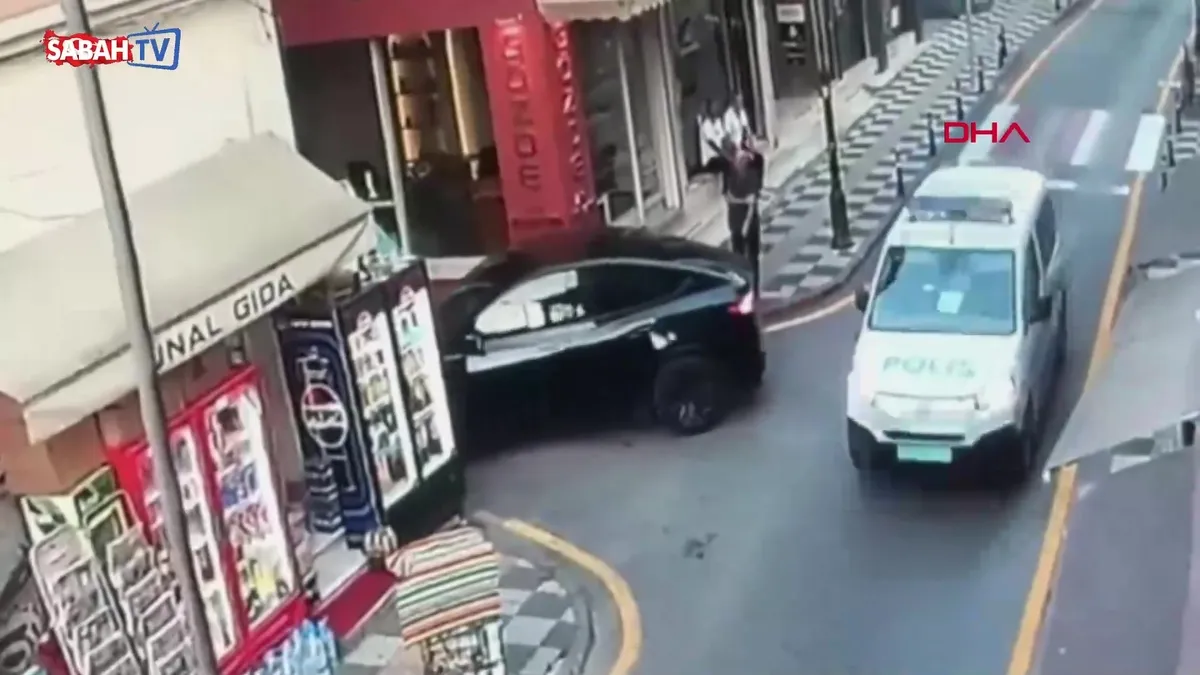 Polisten kaçan şüpheli vali yardımcısına çarptı: O anlar kameraya böyle yansıdı! | Video videosunu izle Polisten kaçan şüpheli vali yardımcısına çarptı: O anlar kameraya böyle yansıdı! | Video videosunu izle