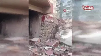 Yıkımı gerçekleştirilen hasarlı binadan yavru köpekleri kurtardığı anlar kamerada
