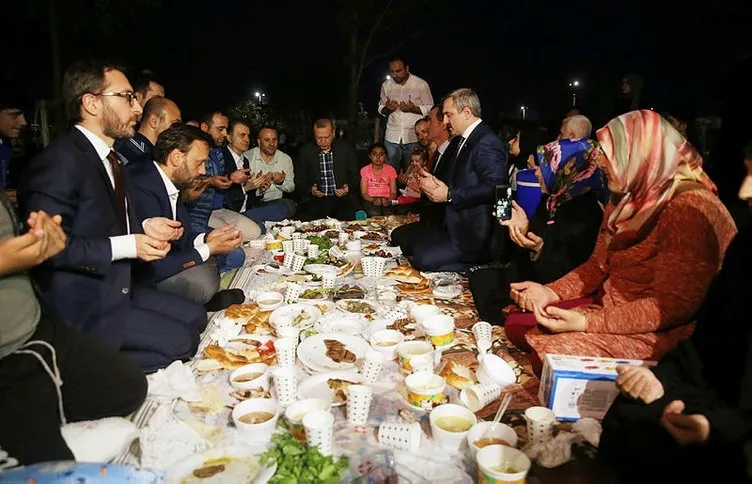 Başkan Erdoğan vatandaşlarla Zeytinburnu sahilde iftar yaptı