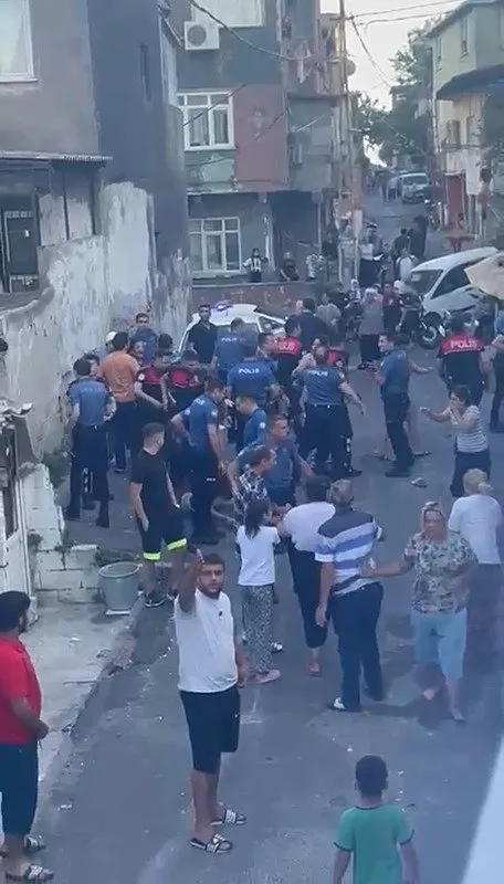 SON DAKİKA... İstanbul Beyoğlu’nda hareketli anlar! Mahalleye giren polise saldırdılar: Kamera her şeyi kaydetti!