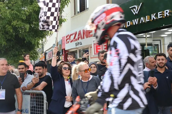 agrida-enduro-ve-atv-heyecani-basladi-caddelerde-akrobasi-sovu-1783100133488.jpg