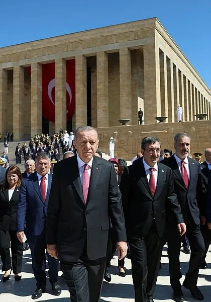 son-dakika-baskan-erdogan-anitkabir-ozel-defterini-imzaladi-turkiye-yuzyili-vizyonunu-hayata-geciriyoruz-1693387540347.jpg