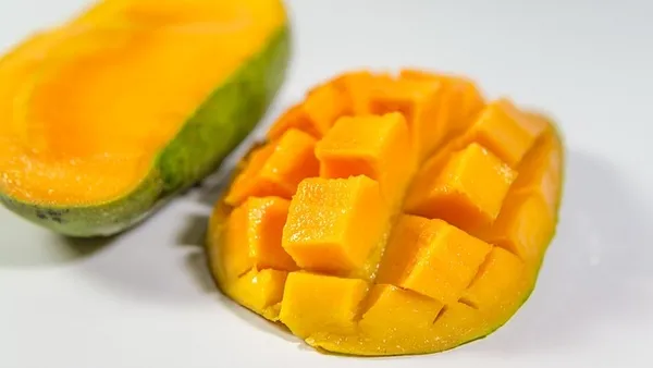 adina-meyvelerin-krali-deniyor-duzenli-yediginizde-vucuttaki-c-vitaminini-fulluyor-1664000709473.jpg