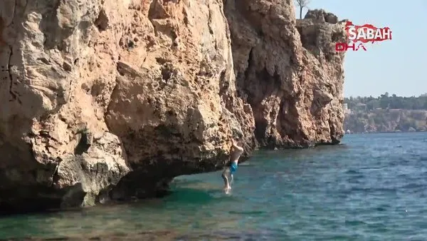 Antalya'da gençlerin kayalıklardaki tehlikeli eğlencesi kamerada | Video