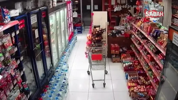 Market sahibinin hırsızları tekme tokat döverek dışarı attığı anlar kamerada | Video