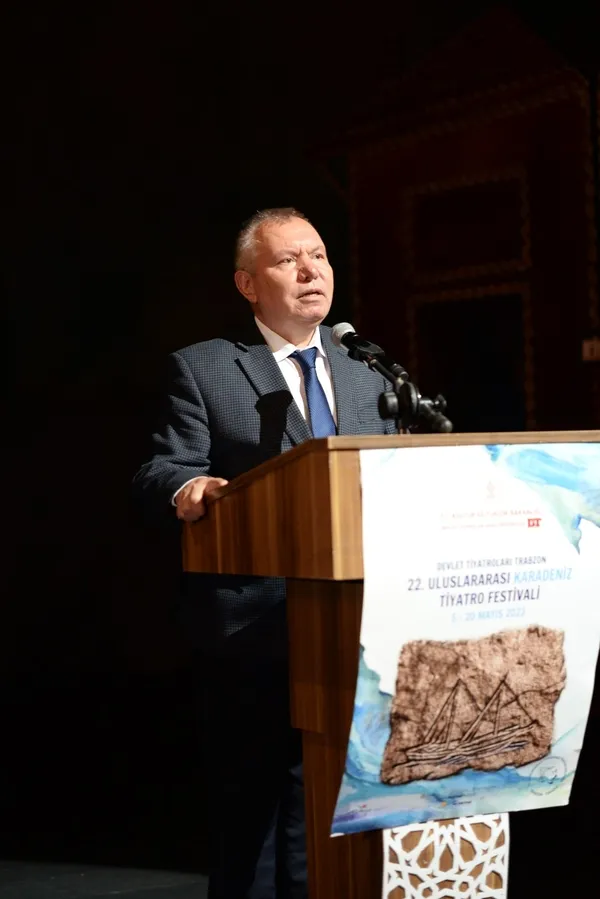 trabzonda-22-uluslararasi-karadeniz-tiyatro-festivali-basladi-1651823755635.jpg