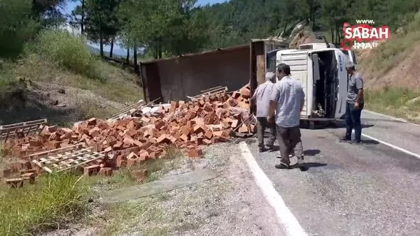 Karabük'te tuğla yüklü kamyon devrildi: 1 yaralı