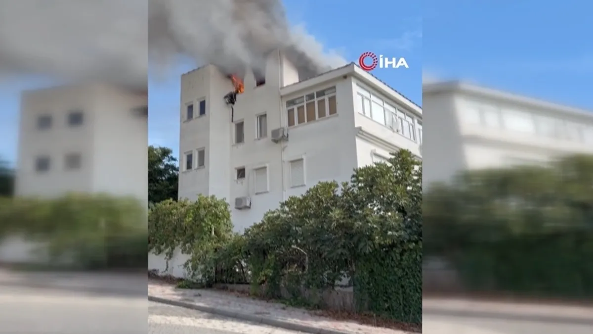 4 katlı binanın çatısı alev alev yandı