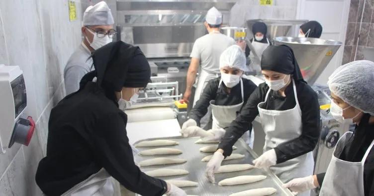 Meslek Lisesi fırını günde 5 bin ekmek üretiyor