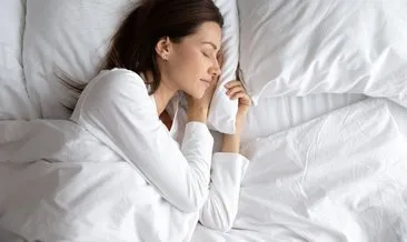 Yaygın uyku pozisyonu kırışıklıklarınızın sebebi olabilir! Erken yaşlanmanın önüne geçmek için…