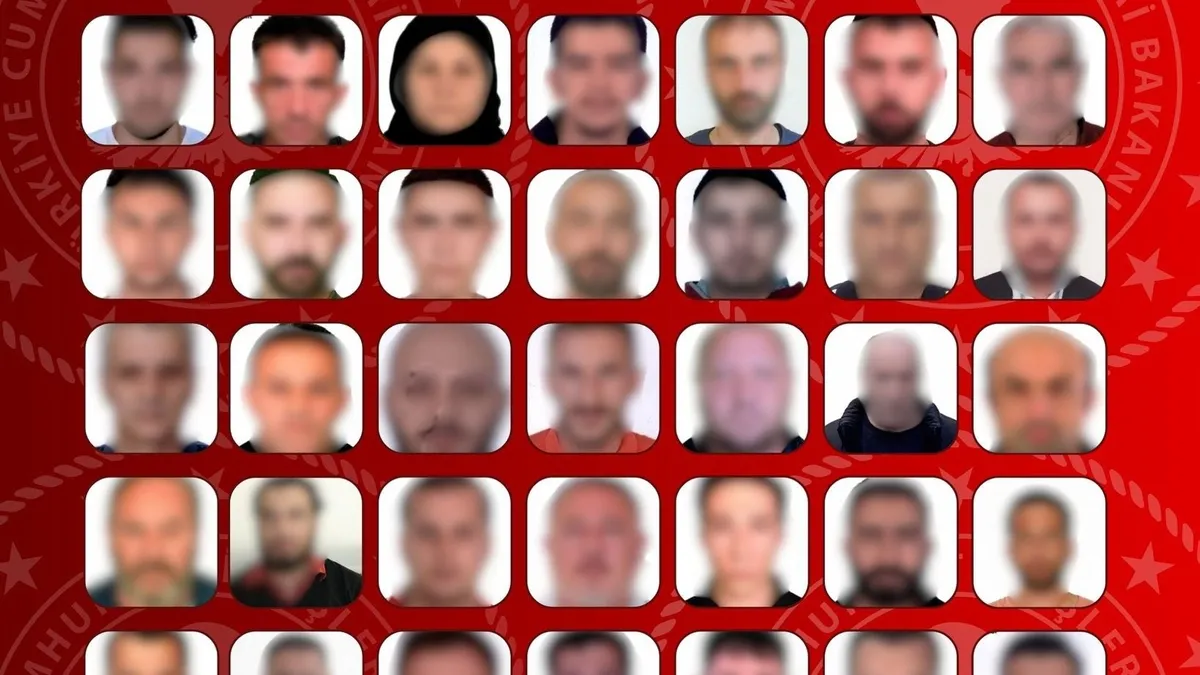 İçişleri Bakanlığı duyurdu: Kırmızı bültenle aranan 48 suçlu Türkiye’ye getirildi! İçişleri Bakanlığı duyurdu: Kırmızı bültenle aranan 48 suçlu Türkiye’ye getirildi!