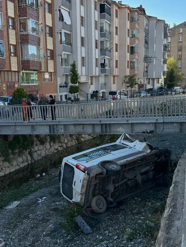 diyaliz-hastalarini-tasiyan-minibus-dereye-uctu-6-yarali-1788425182504.jpg