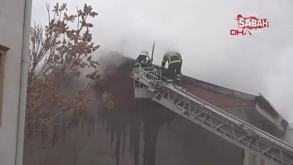 Sivas'ta iki katlı apartmanın çatısında korkutan yangın! | Video