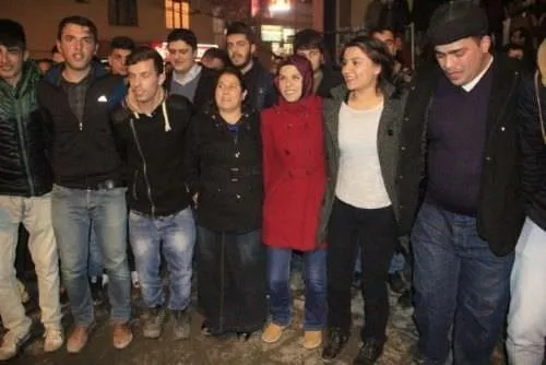 Diyarbakır ve Hakkari’de Kobani kutlaması