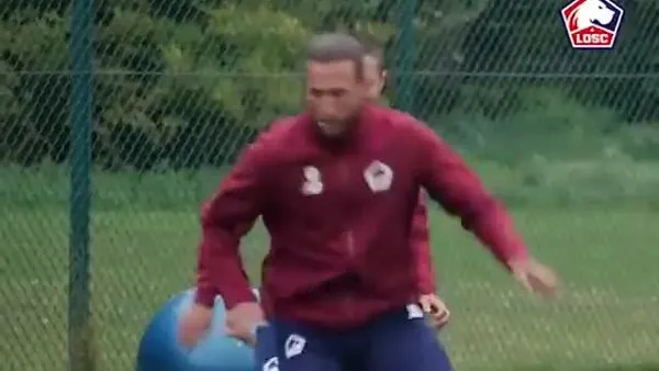 Milli futbolcu Yusuf Yazıcı'dan antrenmanda Zeki Çelik'e şık çalım