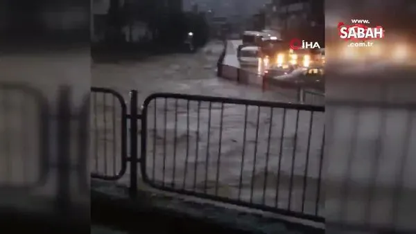 İzmir’i sel vurdu! Dereler taştı, araçlar sular altında kaldı... | Video
