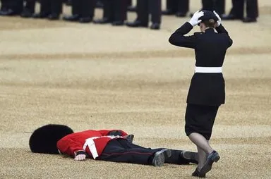 İngiliz asker Kraliçe 2. Elizabeth'in doğum günü kutlamalarında bayıldı