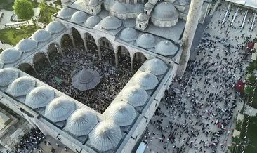 Fatih Camii’ndeki Ramazan Bayramı namazı yoğunluğu havadan görüntülendi