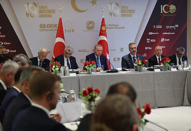 baskan-erdogan-new-yorkta-is-adamlariyla-bir-araya-geldi-1790187419752.jpg Başkan Erdoğan, New York'ta iş adamlarıyla bir araya geldi: 100 milyar dolarlık hedefimize ulaşacağız