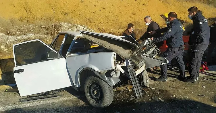 Kamyon ile otomobil kafa kafaya çarpıştı: Parçalanan araçtan sağ kurtuldu