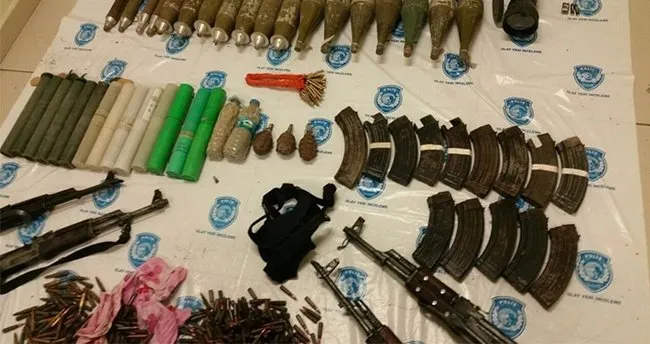 PKK’ya ait iki ayrı sığınakta silah, mühimmat ve patlayıcı ele geçirildi