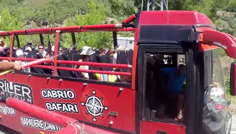 SON DAKİKA: Direksiyonu bırakıp su savaşına girdi! Sulu şaka az kalsın faciaya yol açıyordu...