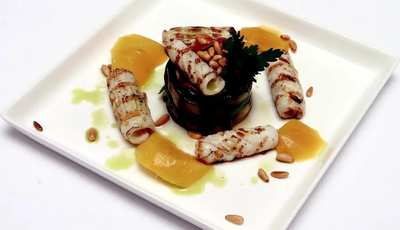 Kalamar Izgara,Patlıcan Salata ve Mango Meyvesi İle