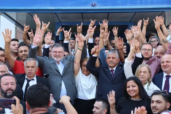 menderes-belediyesinde-baskan-vekilligi-secimini-asuman-sen-kazandi-ilk-kutlayan-cumhurbaskani-erdogan-oldu-1786974696208.jpeg