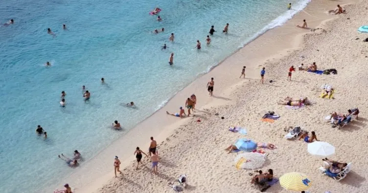 Antalya’nın ünlü Kaputaş Plajı’nda deniz ve güneş keyfi