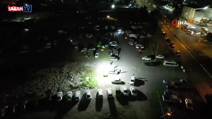 İstanbul'daki 6.2'lik depremin ardından vatandaşlar geceyi parklara kurdukları çadırlarda geçirdi | Video