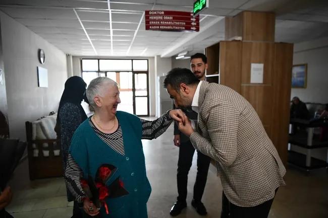 ak-partili-hakan-han-ozcandan-yaslilara-anlamli-ziyaret-buyuklerimiz-bas-tacimizdir-1780416827632.jpeg
