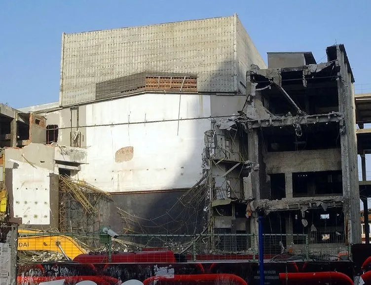 Atatürk Kültür Merkezi yıkım çalışmalarında beyaz perde göründü