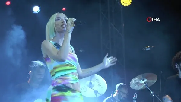 Bodrum'da Gülşen rüzgarı esti! Sahnede giydiği elbisesiyle şaşırttı | Video
