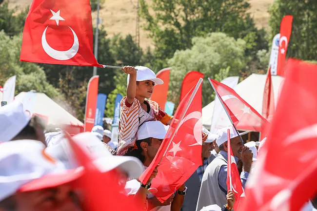 baskan-erdogandan-ahlatta-terorsuz-turkiye-mesaji-kan-tuccarlari-kaybedecek-kardeslik-kazanacak-1787660077106.jpeg Başkan Erdoğan'dan Ahlat'ta Terörsüz Türkiye mesajı: Kan tüccarları kaybedecek, kardeşlik kazanacak