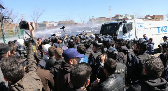 Teröristin mezarına gitmek isteyen HDP'lilere polis müdahalesi - 4